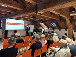 Výsledky průzkumů a návrhová opatření byly představeny veřejnosti na setkání, které se uskutečnilo 26. ledna 2026 v Malém sále Pevnosti poznání. Foto: Lucie Hájková. Výsledky průzkumů a návrhová opatření byly představeny veřejnosti na setkání, které se uskutečnilo 26. ledna 2026 v Malém sále Pevnosti poznání. Foto: Lucie Hájková.